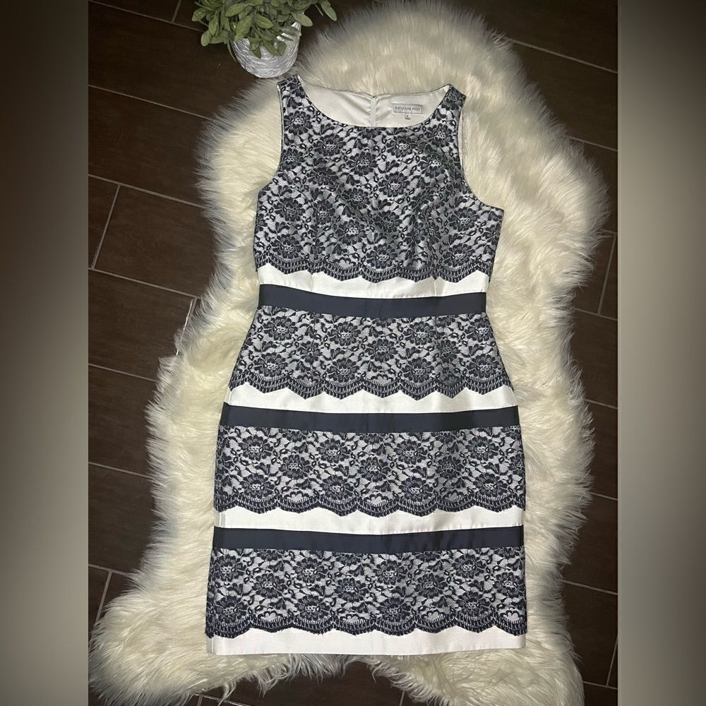 Katherine Kelly Navy and Ivory tiered lace dress sz 6